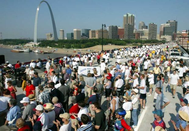 Eads Bridge reopens in 2003